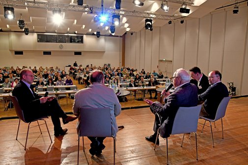 Blick in die vollbesetzte Halle
