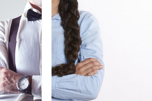 Lohnlücke zwischen Männer und Frauen Brustbild eines Mannes im weißen Hemd mit Fliege und einer Frau in blauer Bluse mit braunem, zum Zopf gebundenem Haar