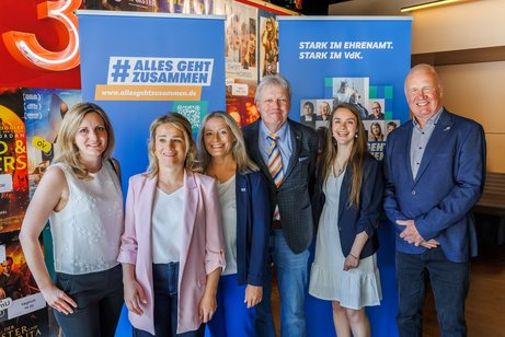 Vier Frauen und zwei Männer