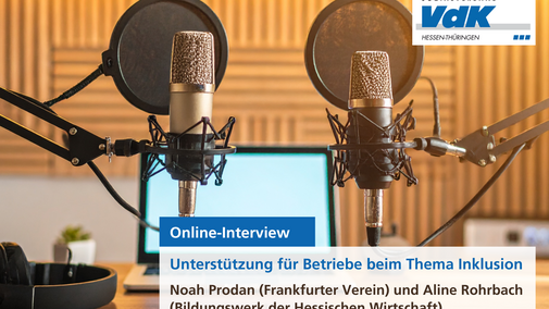 An einem Schreibtisch sind zwei für Podcasts übliche Tischmikrophone aufgebaut. dahinter steht ein Laptop. Auf dem Bild liegt ein Textsticker: "Unterstützung für Betriebe beim Thema Inklusion, Online-Interview,Live am 12. Dezember 2025 von 10-12 Uhr"