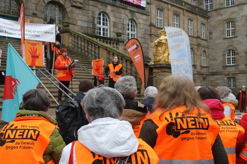 Protestaktion in Kassel zum Orange Day 2025