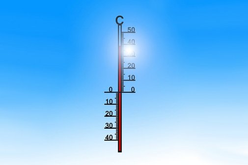 Ein Thermometer vor blauem Himmel zeigt 40 Grad an