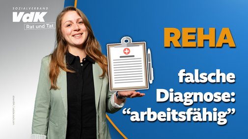 Rechtsexpertin hält Klemmbrett mit Bericht in die Kamera